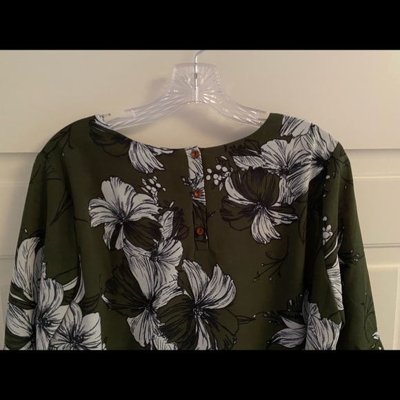 Isla Maude army green blouse w bell sleeves (NWOT) - Picture 8 of 8